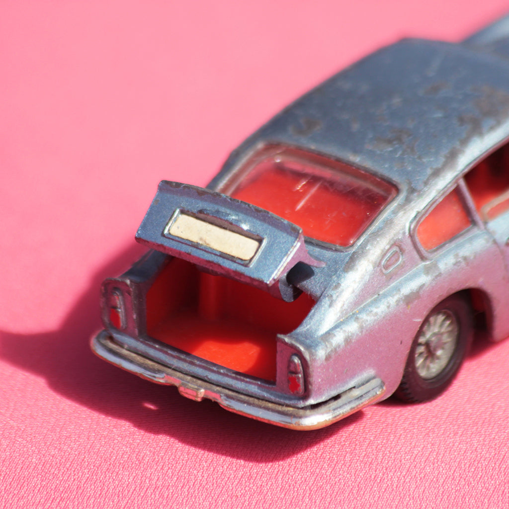 Voiture de collection 1/43 Aston Martin DB6 grise - Dinky Toys 1963 - Collection Voiture de collection 1/43 Aston Martin DB6 grise - Dinky Toys 1963 - Collection