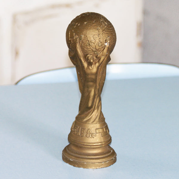 Reproduction vintage en plâtre 22.5 cm du trophée de la Coupe du Monde de football de la FIFA