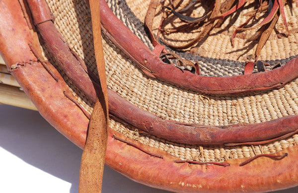 Chapeau africain de la tribu des Peuls ( Foulani ) en cuir & herbe à éléphant