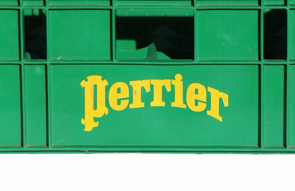 Caisse casier à bouteilles Perrier vintage en plastique vert