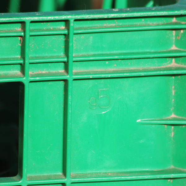 Caisse casier à bouteilles Perrier vintage en plastique vert