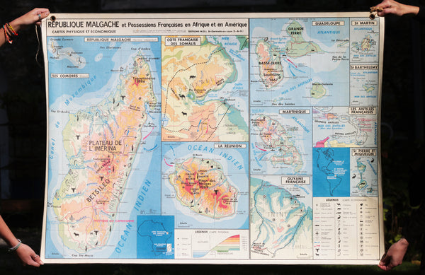 Ancienne carte scolaire plastifiée MDI des Posssessions Françaises d'Océanie, d'Afrique et d'Amérique, notamment Madagascar, l'Île de la Réunion, les îles de Saint Pierre et Miquelon, la Martinique, la Guadeloupe etc ...