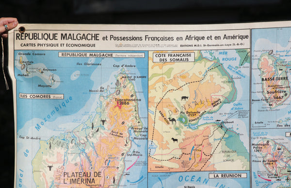 Ancienne carte scolaire plastifiée MDI des Posssessions Françaises d'Océanie, d'Afrique et d'Amérique, notamment Madagascar, l'Île de la Réunion, les îles de Saint Pierre et Miquelon, la Martinique, la Guadeloupe etc ...