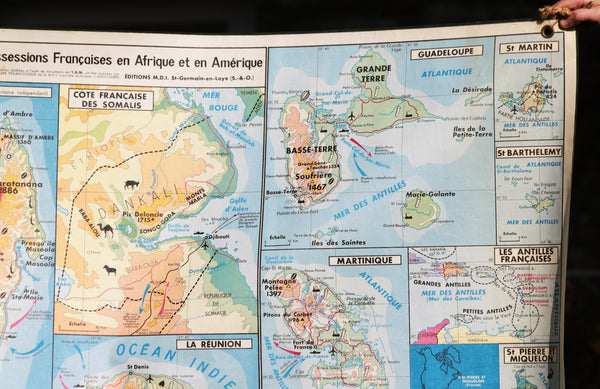 Ancienne carte scolaire plastifiée MDI des Posssessions Françaises d'Océanie, d'Afrique et d'Amérique, notamment Madagascar, l'Île de la Réunion, les îles de Saint Pierre et Miquelon, la Martinique, la Guadeloupe etc ...