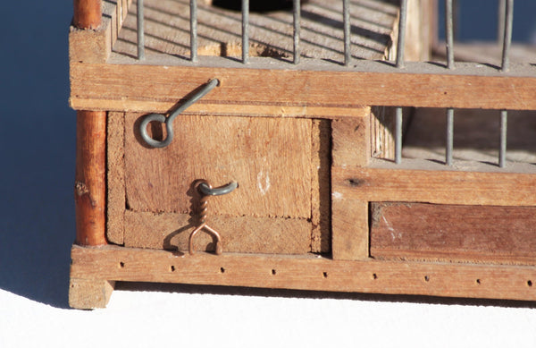 Petite cage à oiseaux de transport ancienne en bois du milieu du XXème siècle