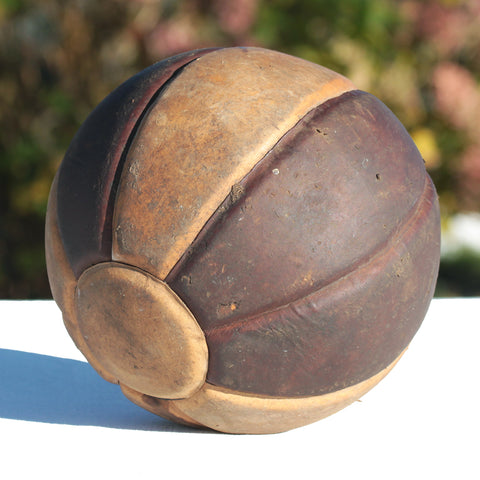 Ancien Médecine Ball en cuir pour athlète ou kiné