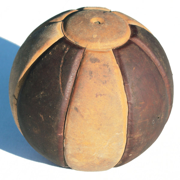 Ancien Médecine Ball en cuir pour athlète ou kiné
