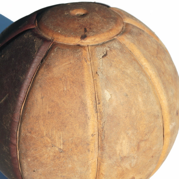 Ancien Médecine Ball en cuir pour athlète ou kiné