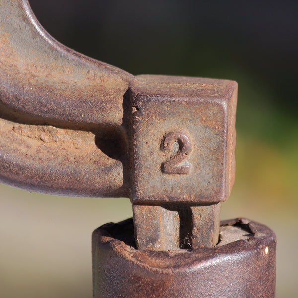 Ancienne enclume de cordonnier numéro 2 sur pied en bois