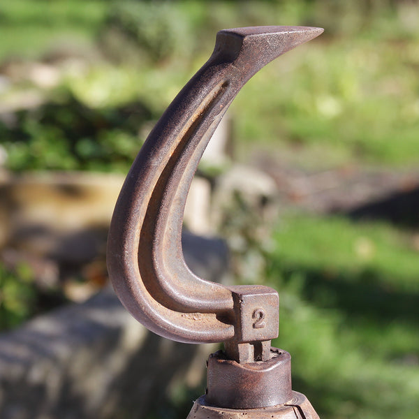 Ancienne enclume de cordonnier numéro 2 sur pied en bois