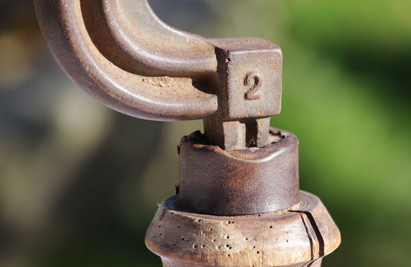 Ancienne enclume de cordonnier numéro 2 sur pied en bois