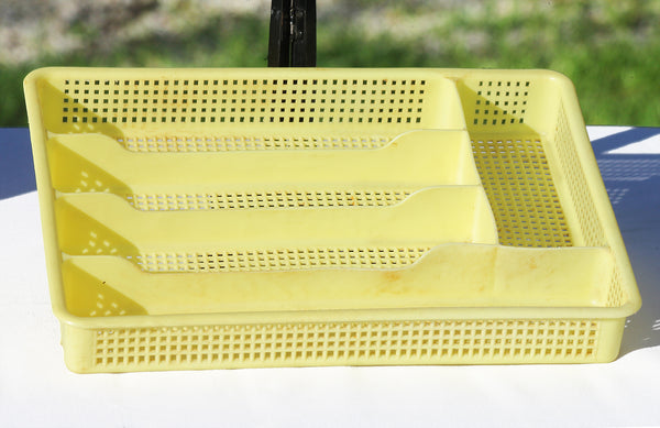 Range couverts vintage en plastique jaune