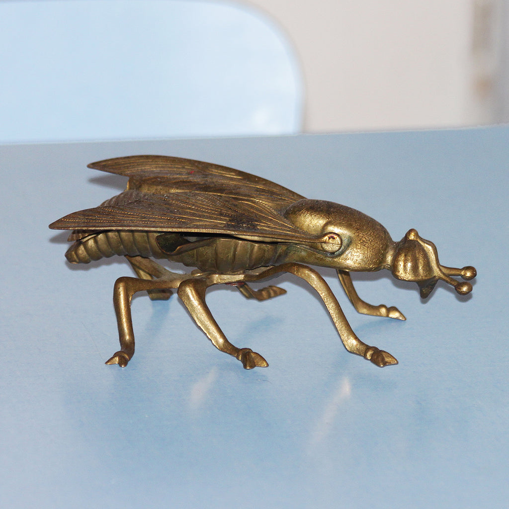 Ancienne boîte de pêche à la mouche métallique avec bas de ligne Ancienne boîte de pêche à la mouche métallique avec bas de ligne