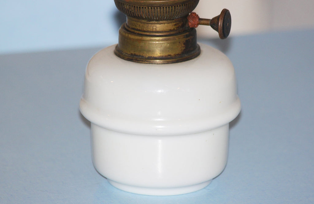 Très jolie Lampe à pétrole ancienne. Elle est dotée d'un Très jolie Lampe à pétrole ancienne. Elle est dotée d'un
