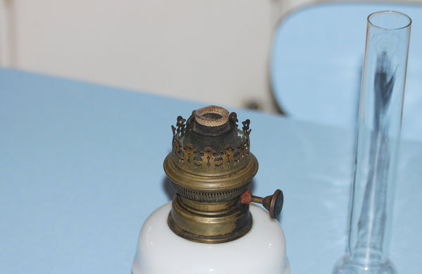 Ancienne lampe à pétrole en opaline bec Stradella = Brenner
