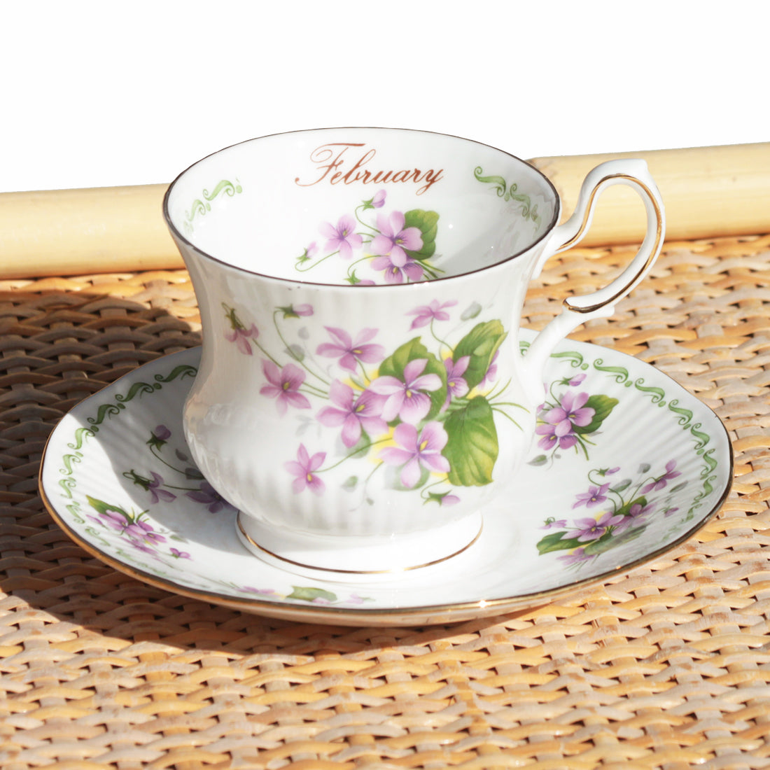 Tasse à thé + soucoupe en porcelaine anglaise Queen's modèle Février / violettes