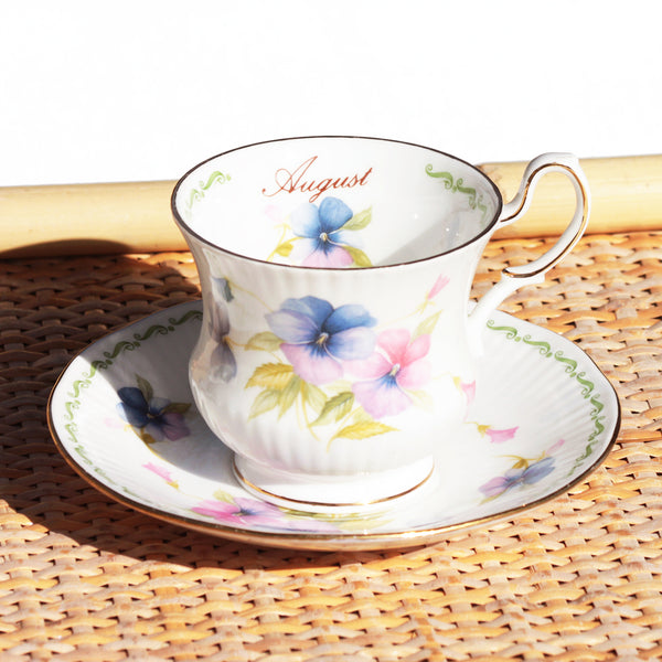 Tasse à thé + soucoupe en porcelaine anglaise Queen's modèle Août / pensée