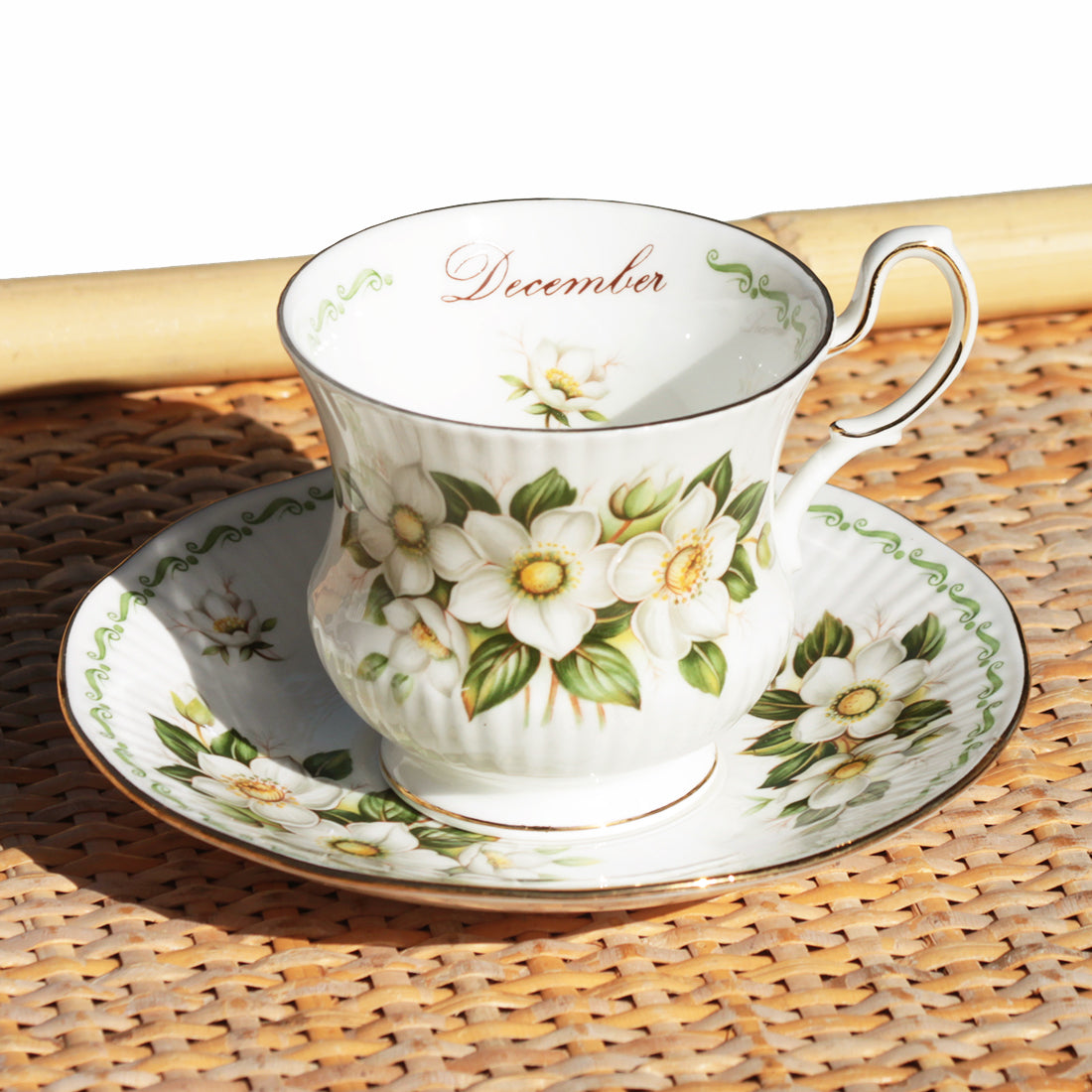 Tasse à thé + soucoupe en porcelaine anglaise Queen's modèle Décembre / rose de Noël