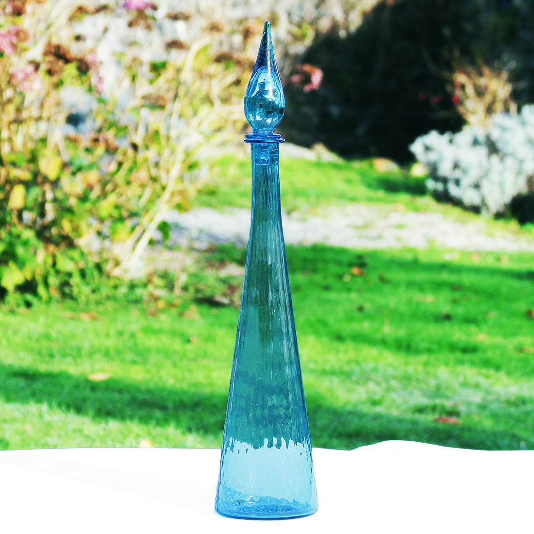 Grande carafe italienne Génie en verre d'Empoli vintage coloris bleue 65 cm