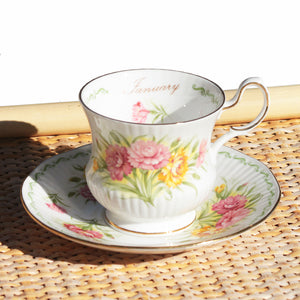 Tasse à thé + soucoupe en porcelaine anglaise Queen's modèle Janvier / oeillet