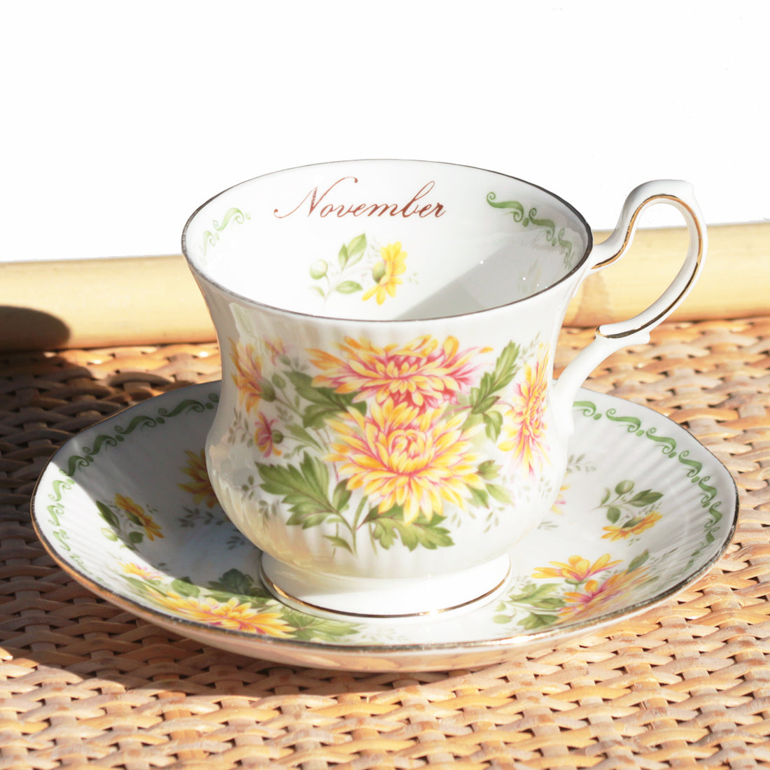 Tasse à thé + soucoupe en porcelaine anglaise Queen's modèle Novembre / chrysanthème