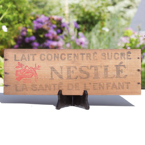 Ancien panneau publicitaire en bois de caisse Nestlé lait concentré sucré