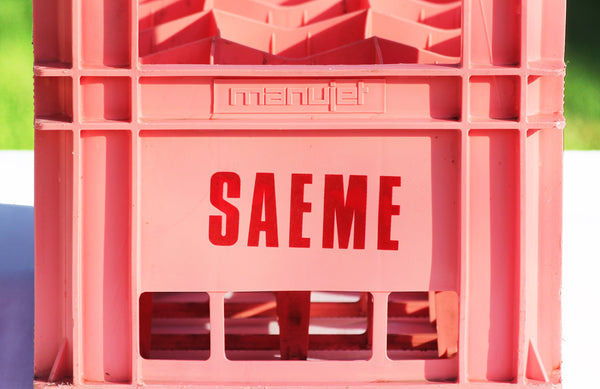 Caisse casier Manujet à bouteilles vintage SAEME ( EVIAN ) en plastique rose