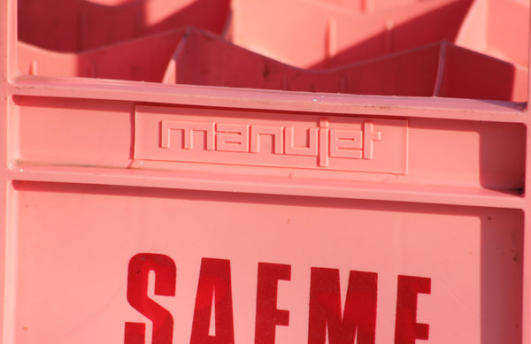 Caisse casier Manujet à bouteilles vintage SAEME ( EVIAN ) en plastique rose