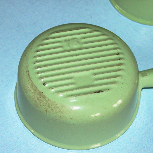 Ensemble de 2 anciennes casseroles ( 16 cm & 14 cm ) en fonte émaillée vert mint