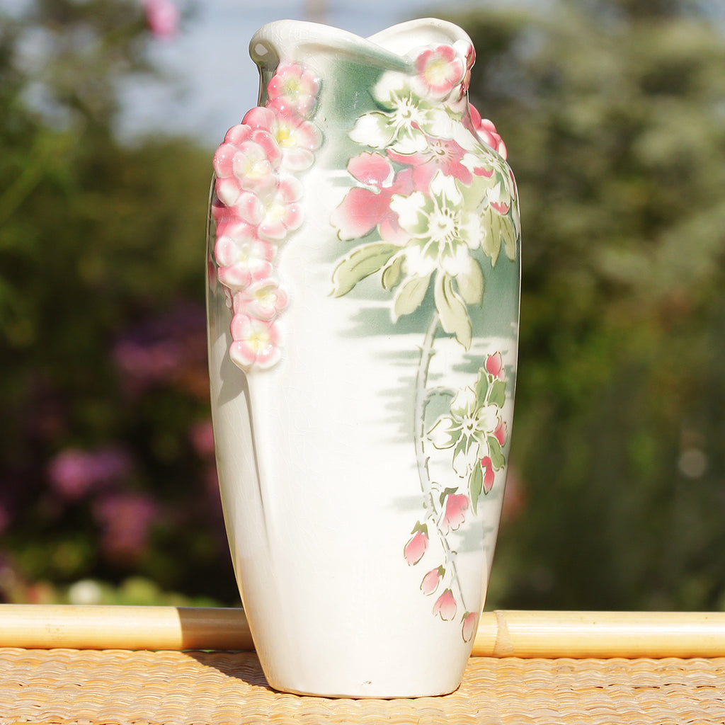 Superbe vase couvert en faïence de Lunéville. - Dans de beaux draps Superbe vase couvert en faïence de Lunéville. - Dans de beaux draps