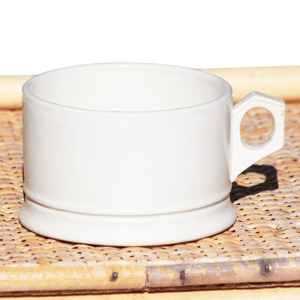 Grande tasse à chocolat ancienne en faïence de Digoin Sarreguemines modèle blanc shabby