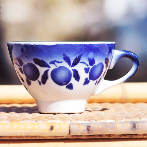 Ancienne tasse / moque à cidre en faïence de St Amand Amandinoise modèle à pommes bleues