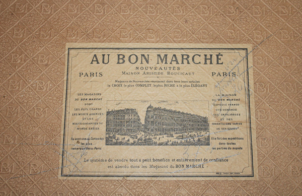 Ancienne boîte publicitaire Au Bon Marché Boucicaut en carton monogrammé