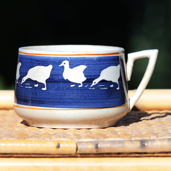 Grande tasse à chocolat ancienne en faïence de Creil et Montereau modèle canards