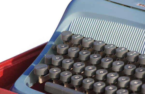 Machine à écrire vintage Olivetti modèle Studio 44 Ivréa bleu acier