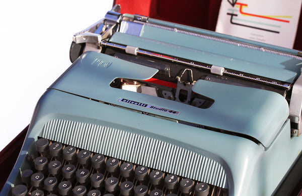 Machine à écrire vintage Olivetti modèle Studio 44 Ivréa bleu acier
