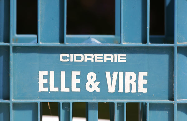 Caisse casier AMI à bouteilles de la cidrerie Elle & Vire vintage en plastique bleu