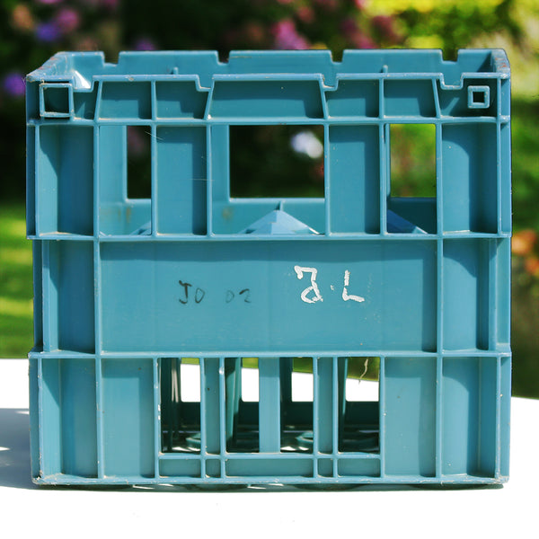 Caisse casier AMI à bouteilles de la cidrerie Elle & Vire vintage en plastique bleu