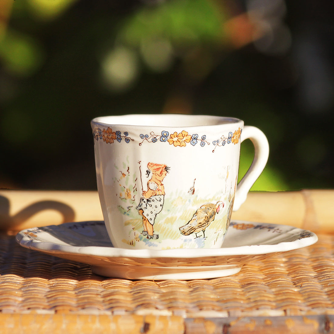 Tasse à café et soucoupe en faïence de Sarreguemines modèle Enfants Richard