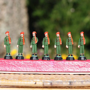 Boîte vintage de 7 figurines en terre cuite soldats indiens peints à la main