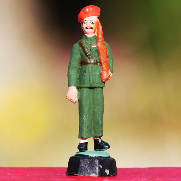 Boîte vintage de 7 figurines en terre cuite soldats indiens peints à la main