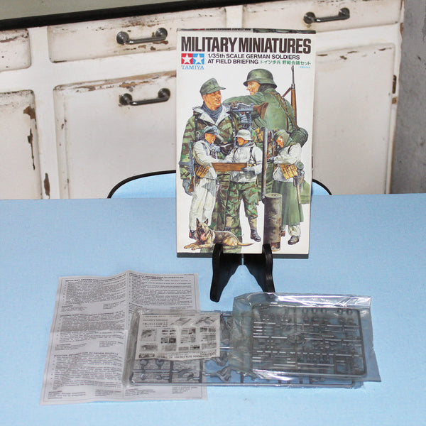 Maquette 1/35 Military Miniatures Tamiya vintage German Soldiers at Field Briefing