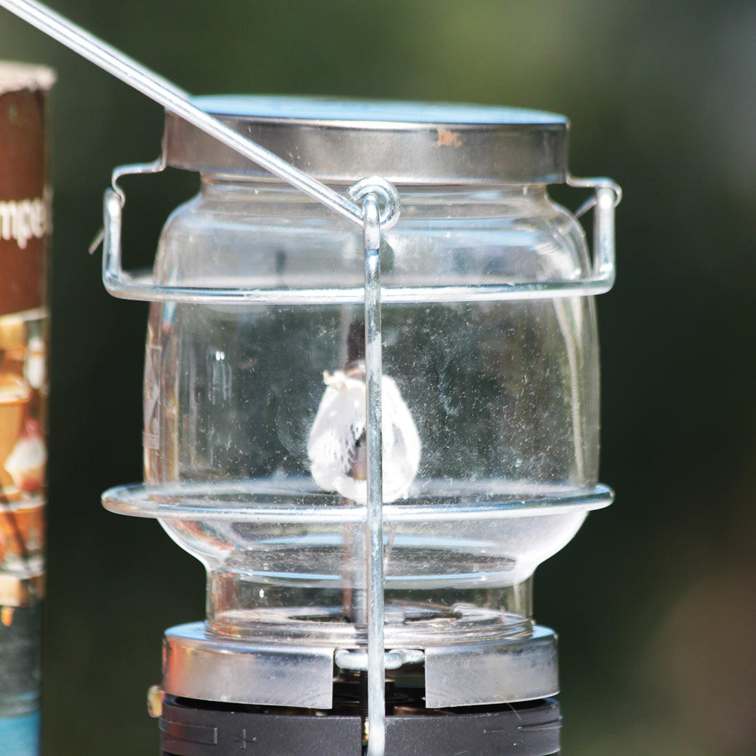Lampe à Gaz De Camping Nomade : Petite, Légère, Avec Sa Cartouche De 10g, En Métal & Verre, Sac De Rangement Inclus – Parfaite Pour Rando, Pêche Ou Soirée Entre Potes !