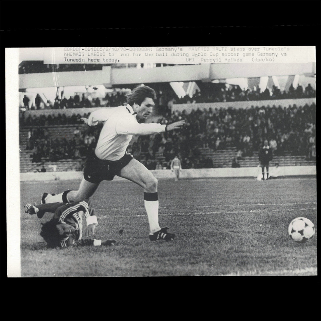 Photo de presse AFP Allemagne - Tunisie Manfred Kaltz / Khemais Labidi Coupe du monde de Football Argentina 1978